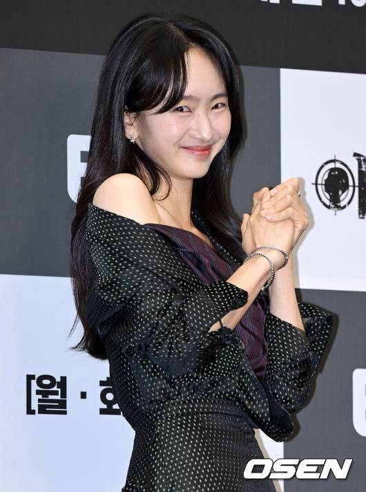 [OSEN=조은정 기자]ENA 새 월화드라마 ‘아이쇼핑’ 제작발표회가 21일 서울 마포구 상암 스탠드포드 호텔에서 열렸다.‘아이쇼핑’은 양부모에게 버려진 후, 죽음의 문턱에서 가까스로 살아남은 아이들의 처절한 생존과 복수를 그린 액션 스릴러다. ‘아이를 사고파는 불법 입양 시장’과 ‘마음에 들지 않으면 환불 가능한 아이들’이라는 파격적인 설정, 그리고 염정아부터 첫 드라마에 도전하는 김진영까지 세대를 아우르는 연기 시너지가 더해졌다.배우 원진아가 포즈를 취하고 있다. 2025.07.21 /cej@osen.co.kr