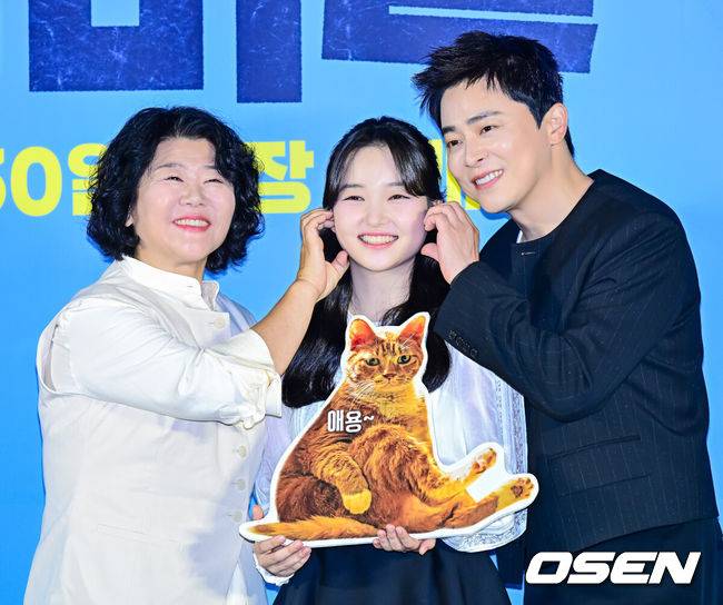 [OSEN=지형준 기자] 30일 오전 서울 용산구 한강로동 CGV 용산아이파크몰에서 영화 ‘좀비딸’ 제작보고회가 열렸다.‘좀비딸’은 이 세상 마지막 남은 좀비가 된 딸을 지키기 위해 극비 훈련에 돌입한 딸바보 아빠의 코믹 드라마.배우 이정은, 최유리, 조정석이 포토타임을 하고 있다. 2025.06.30 /jpnews@osen.co.kr