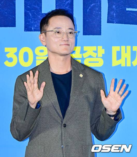 [OSEN=지형준 기자] 30일 오전 서울 용산구 한강로동 CGV 용산아이파크몰에서 영화 ‘좀비딸’ 제작보고회가 열렸다.‘좀비딸’은 이 세상 마지막 남은 좀비가 된 딸을 지키기 위해 극비 훈련에 돌입한 딸바보 아빠의 코믹 드라마.필감성 감독이 포토타임을 하고 있다. 2025.06.30 /jpnews@osen.co.kr