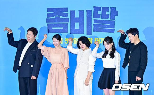 [OSEN=지형준 기자] 30일 오전 서울 용산구 한강로동 CGV 용산아이파크몰에서 영화 ‘좀비딸’ 제작보고회가 열렸다.‘좀비딸’은 이 세상 마지막 남은 좀비가 된 딸을 지키기 위해 극비 훈련에 돌입한 딸바보 아빠의 코믹 드라마.배우 윤경호, 조여정, 이정은, 최유리, 조정석이 포토타임을 하고 있다. 2025.06.30 /jpnews@osen.co.kr