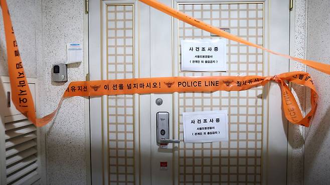 21일 인천에서 사제 총기를 발사해 가족을 숨지게 한 피의자의 주거지에 폴리스 라인이 설치돼 있다. (사진=연합뉴스)