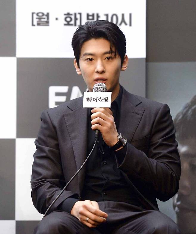 배우 김진영(덱스)이 21일 서울 마포구 스탠포드 호텔코리아에서 열린 ENA 드라마 '아이쇼핑(오기환 감독)' 제작발표회에서 질문에 답하고 있다. 사진=스포츠월드 김두홍 기자