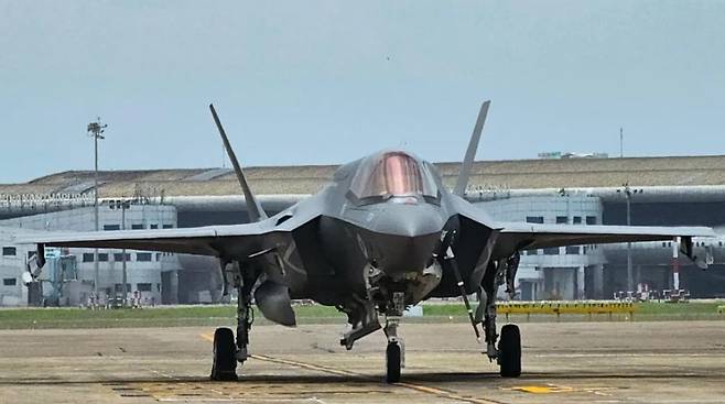 영국 해군 소속&nbsp;F-35B 전투기가 인도&nbsp;남서부 케랄라주의 한 공항에 불시착한 뒤 정비를 받으며 대기하고 있다. BBC 화면&nbsp;캡처