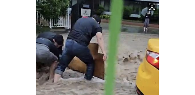 지난 17일 광주 동구 소태동에서 최승일(54)씨가 급류에 휩쓸린 할아버지를 구조했다. 연합뉴스