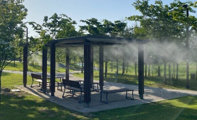 공원내 설치된 미스트파걸러. 제주도 제공
