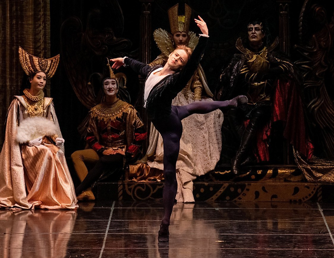 유니버설발레단의 ‘백조의 호수’에서 다닐 심킨이 지크프리트를 연기하고 있다. 유니버설발레단·김려원 작가 제공