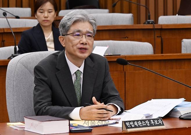 김상환 헌법재판소장 후보자가 21일 서울 여의도 국회에서 열린 인사청문회에서 의원 질의에 답하고 있다. 안주영 전문기자