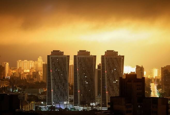 2025년 7월 21일 우크라이나 수도 키이우에서 러시아의 드론과 미사일 공격이 도시 상공을 밝히고 있다. 로이터 연합뉴스