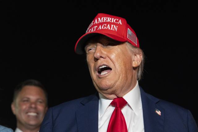 도널드 트럼프 미국 대통령이 ‘MAGA 모자’를 쓰고 연설을 하고 있다. 연합뉴스