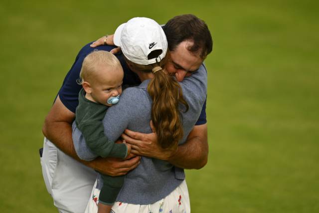 디 오픈 우승 확정 후 아내, 아들과 포옹하는 스코티 셰플러. EPA연합뉴스