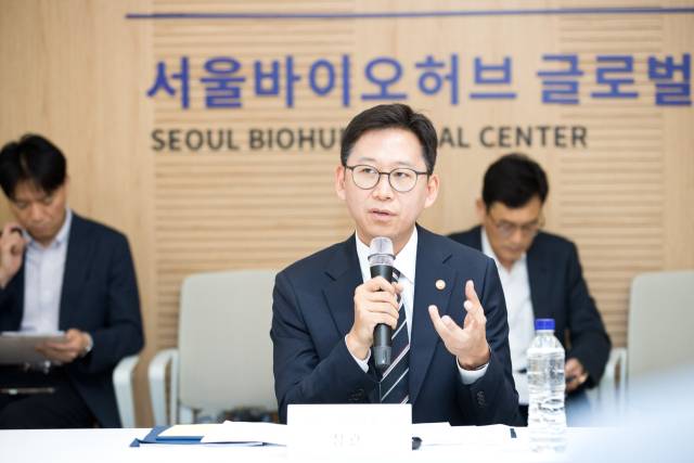 배경훈 과학기술정보통신부 장관이 21일 서울 동대문구 서울바이오허브에서 주요 바이오 벤처 기업 관계자들과 AI 바이오 분야 육성 방향을 주제로 간담회를 하고 있다. 사진 제공=과학기술정보통신부
