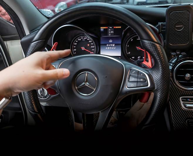 최근 들어 벤츠 차량의 계기판이 먹통이 되는 이른바 '블랙아웃' 현상이 계속되면서 소비자들의 원성이 커지고 있다. 사진은 메르세데스 벤츠 차량 계기판 ⓒ시사저널 최준필