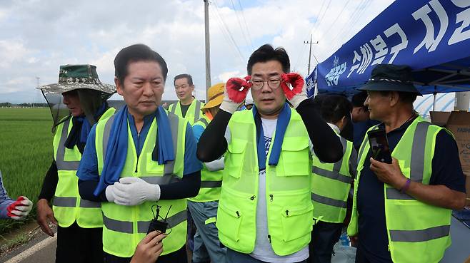 정청래(앞 줄 왼쪽)·박찬대 더불어민주당 대표 후보가 21일 충남 예산군 신암면 조곡리 수해 현장을 둘러보고 있다. ⓒ연합뉴스