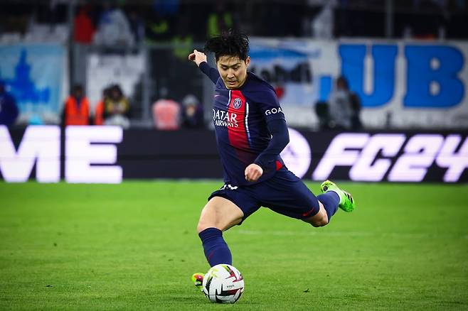 이강인의 거취를 다룬 외신의 보도가 구체화되고 있다. 프랑스 매체 ‘레퀴프’는 PSG가 합당한 이적료를 제안받을 경우 이강인을 처분할 수도 있다고 봤다. 신화뉴시스