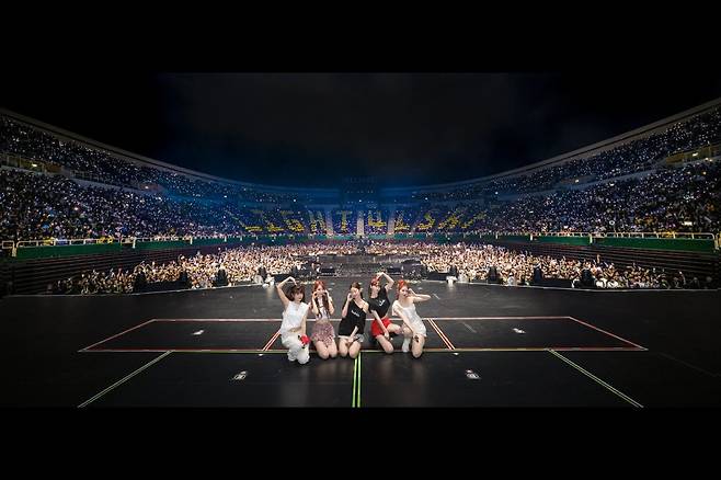 르세라핌이 채의림과 허광한 등 현지 스타들의 응원 속에 타이베이 콘서트를 성황리에 마치며 아시아 투어의 성공적인 출발을 알렸다.&nbsp;사진제공 | 쏘스뮤직