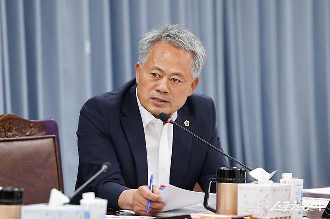 박성재 전남도의원이 최근 제392회 임시회 제2차 농수산위원회 해양수산국 업무보고에서 집행부를 향해 질의를 하고 있다. 사진제공=전남도의회