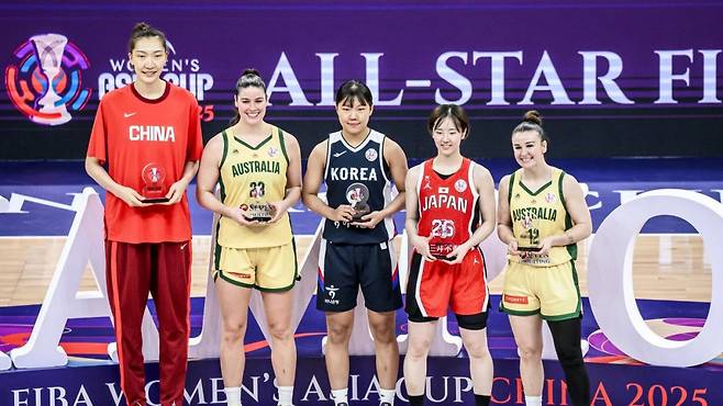 여자농구국가대표팀 가드 박지현(가운데)이 20일 중국 선전스포츠센터에서 ‘2025 FIBA 아시아컵 여자농구대회’ 올스타 파이브에 선정된 선수들과 기념 사진을 촬영하고 있다. 사진제공｜FIBA