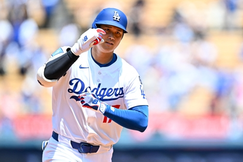 LA 다저스 오타니 쇼헤이가 21일 밀워키전 3회말 투런 홈런을 날린 뒤 그라운드를 돌고 있다. Imagn Images연합뉴스