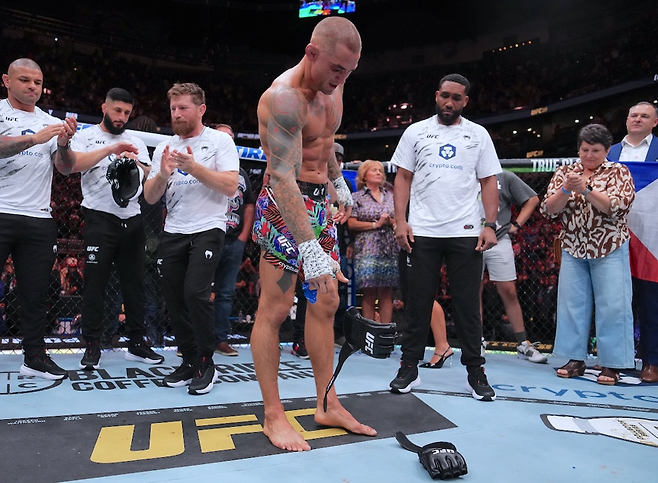 더스틴 포이리에(36·미국)가 마지막 경기를 치른 뒤 글러브를 내려놓고 있다. UFC