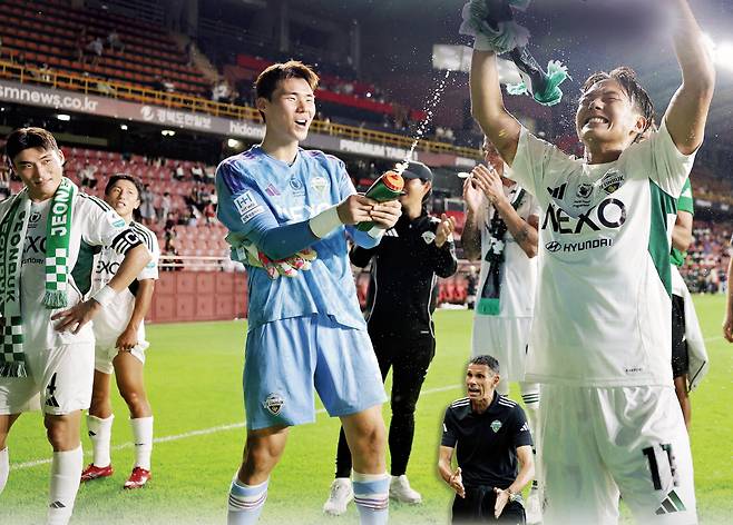 전북 이승우가 지난 19일 포항스틸야드에서 열린 K리그1 22라운드 포항 스틸러스 원정에서 3-2 역전승을 거둔 뒤 팀 동료 송범근의 물 세례를 받고 있다. 아래는 거스 포옛 감독. 프로축구연맹 제공