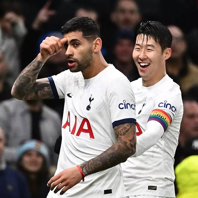 Son fils Heung -min tient Romero par derrière. Getty Image