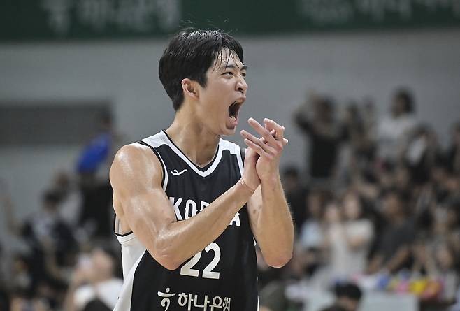 한국 남자농구 대표팀 여준석이 지난 20일 경기도 안양정관장아레나에서 열린 하나은행 초청 2025 남자농구 국가대표 평가전 카타르와의 경기에서 득점 후 환호하고 있다. 대한민국농구협회 제공