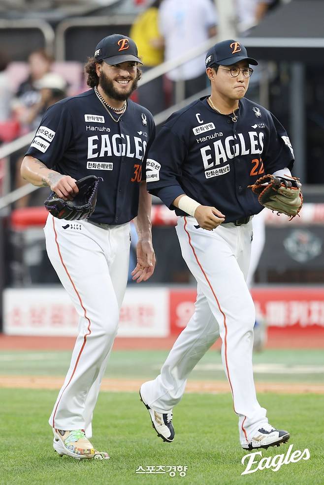 한화 채은성(오른쪽)과 에이스 코디 폰세. 한화이글스 제공