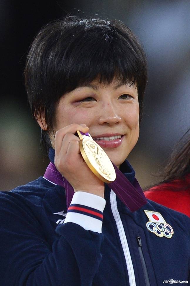 오바라 히토미가 런던올림픽 금메달을 목에 걸고 미소짓고 있다.  /AFPBBNews=뉴스1