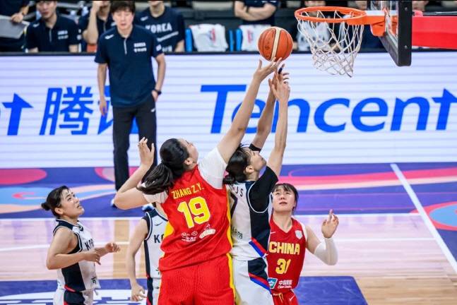 장쯔위(왼쪽)에게 리바운드 대결에서 밀리고 있는 박지수. /사진=FIBA 제공
