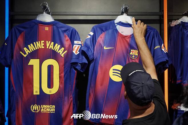 스페인 바르셀로나의 FC바르셀로나 공식 스토어에 걸린 라민 야말 유니폼. /AFPBBNews=뉴스1