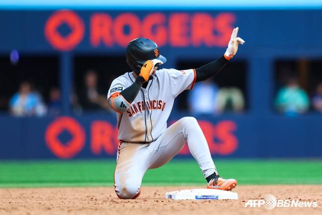 이정후가 1회초 행운의 2루타를 날리고 세리머니를 하고 있다. /AFPBBNews=뉴스1