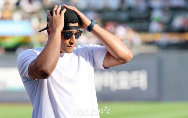 KT 선발 한축을 든든히 지켰던 쿠에바스가 20일 수원KT위즈파크에서 열리는 2025KBO리그 한화이글스와 KT위즈 경기에 앞서 정들었던 그라운드와 선수들, 팬들과 작별하고 있다. 양팀 주장 채은성, 장성우, 이강철 감독 ,KT대표이사, 단장이 나서 그와의 미래를 응원하고 있다.  /사진=강영조 선임기자