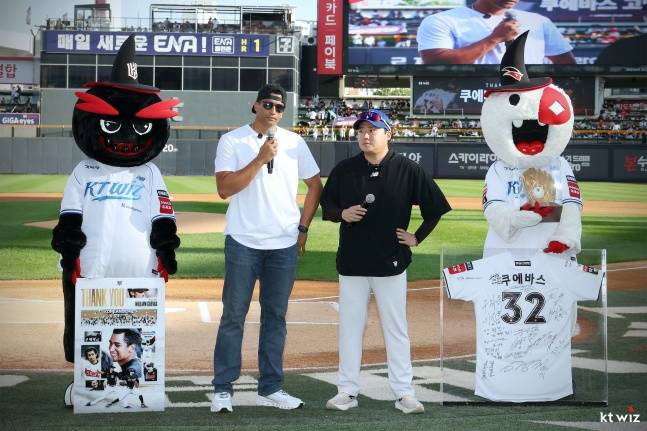 KT 전 외국인 투수 윌리엄 쿠에바스(왼쪽에서 2번째)가 20일 수원KT위즈파크에서 열린 자신의 고별식에서 팬들에게 인사하고 있다. /사진=KT 위즈 제공