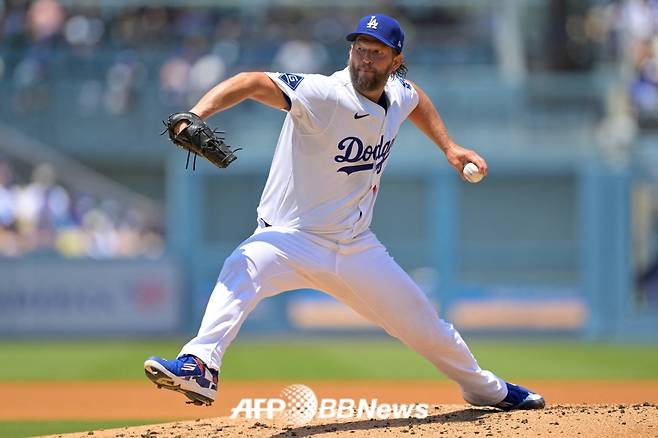 LA 다저스 클레이튼 커쇼가 21일(한국 시각) 밀워키전에서 역투하고 있다. /AFPBBNews=뉴스1