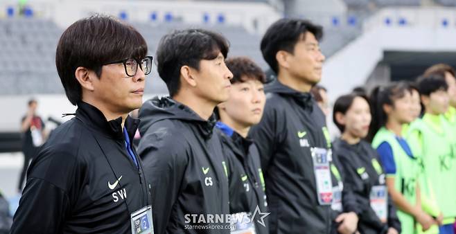 신상우 여자축구대표팀 감독이 2일 용인미르종합운동장에서 열린 국가대표평가전 대한민국과 콜롬비아의 경기에서 지휘하고 있다.2025.06.02. /사진=강영조 선임기자