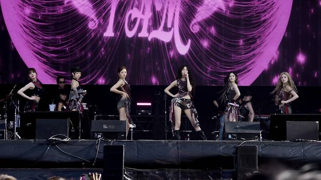 음향 문제에도 거뜬! 아이브, '롤라팔루자 파리' 삼켰다