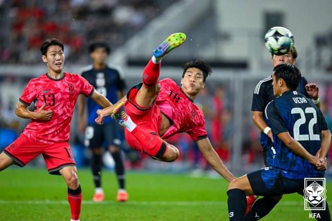 한일전에서 발리 슈팅을 시도하는 이호재(가운데). /사진=대한축구협회 제공