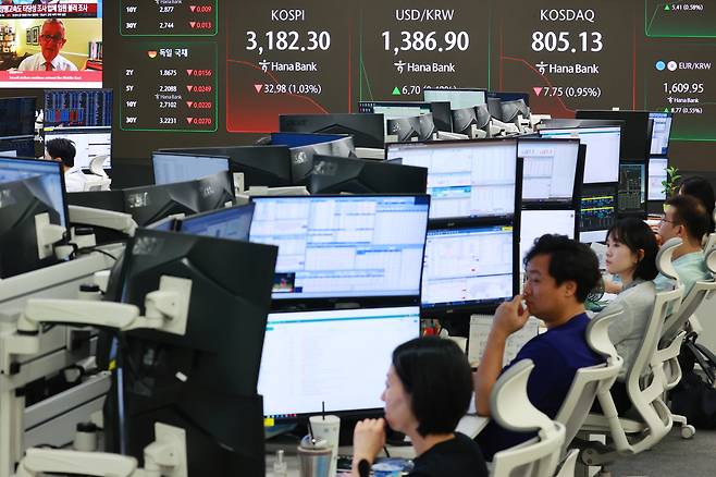 3월 16일 서울 중구 하나은행 딜링룸 현황판에 코스피지수 등이 표시돼 있다. 연합뉴스