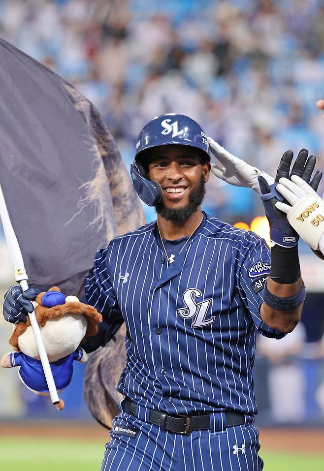 삼성 라이온즈 르윈 디아즈가 20일 대구 키움 히어로즈전에서 홈런을 친 뒤 세리머니하고 있다. 삼성 라이온즈