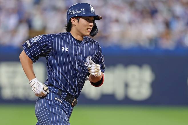 삼성 라이온즈 이재현이 20일 대구 키움 히어로즈전에서 홈런을 친 뒤 베이스를 돌고 있다. 삼성 라이온즈