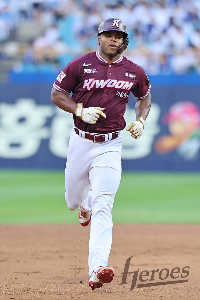 키움 히어로즈 스톤 개랫이 20일 대구 삼성 라이온즈전에서 홈런을 친 뒤 베이스를 돌고 있다. 키움 히어로즈