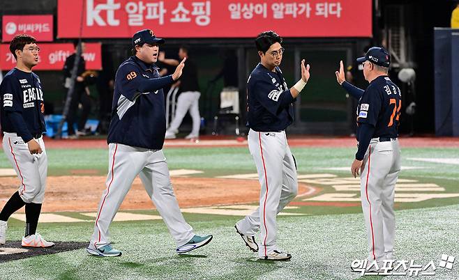 김경문 감독이 이끄는 한화 이글스가 오는 22일 서울 잠실야구장에서 열리는 두산 베어스와의 경기에서 구단 역사상 첫 단일 시즌 두 번째 10연승에 도전한다. 사진 엑스포츠뉴스 DB