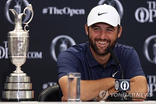 기자회견에서 활짝 웃는 셰플러. [로이터=연합뉴스]