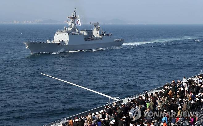 국민 앞에서 해상사열하는 구축함 (부산=연합뉴스) 조정호 기자 = 19일 부산 앞바다에서 광복·해군 창설 70주년을 경축하는 '2015 대한민국 관함식' 2차 국민참여행사가 열렸다. 한국형 구축함 왕건함이 해상사열을 하고 있다. 함정 30여 척, 항공기 30여 대가 참가했다. 함포 및 유도탄 사격, 대잠수함작전, 합동상륙작전 등 훈련시범도 선보였다. 본행사가 열리는 23일에는 항모 로널드 레이건호 등 미 함정4척이 참가해 한미동맹을 과시한다. 2015.10.19 ccho@yna.co.kr