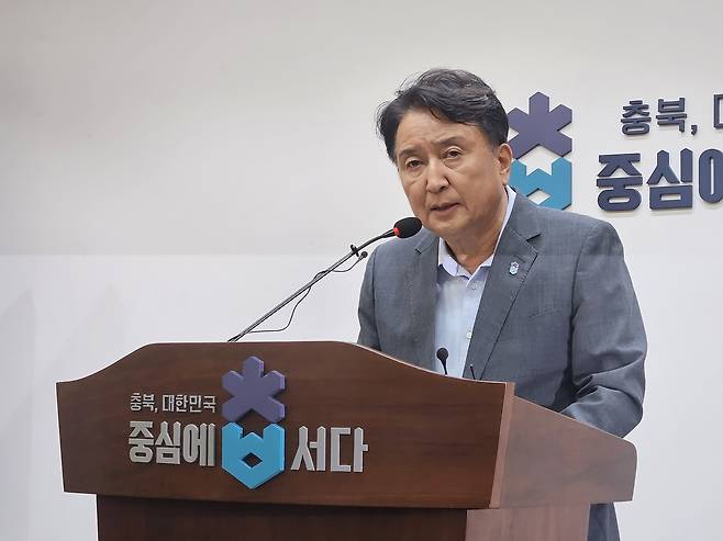 브리핑하는 김영환 충북지사  촬영 천경환 기자