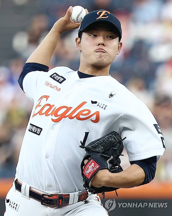 한화 선발 문동주 (대전=연합뉴스) 김성민 기자 = 8일 대전 한화생명볼파크에서 열린 2025 신한 SOL 뱅크 KBO리그 KIA 타이거즈와 한화 이글스의 경기. 1회초 한화 선발 문동주가 역투하고 있다. 2025.7.8 ksm7976@yna.co.kr