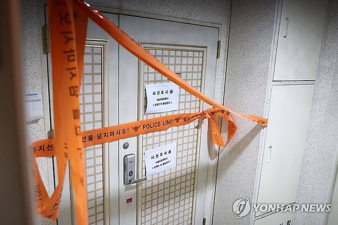 인천 총격 사건 피의자 집에서 사제폭발물 발견…특공대가 제거 (서울=연합뉴스) 윤동진 기자 = 21일 인천에서 사제 총기를 발사해 가족을 숨지게 한 피의자의 주거지에 폴리스 라인이 설치돼 있다.
    서울경찰청은 경찰특공대가 피의자의 서울 도봉구 쌍문동 주거지에서 신나와 타이머 등 사제 폭발물을 발견해 제거했다고 밝혔다. 2025.7.21 mon@yna.co.kr