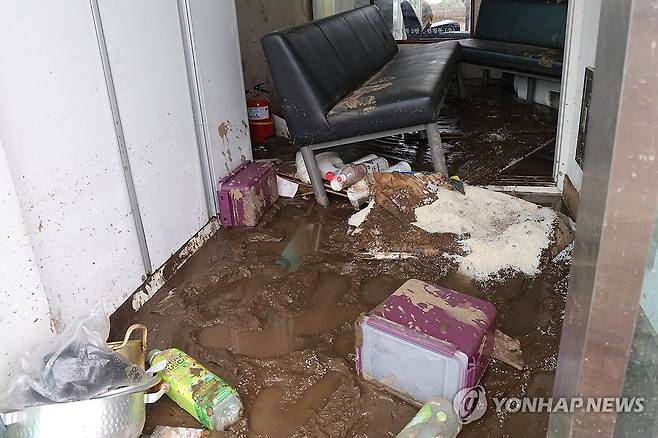 진흙 더미 쌓인 경로당 (가평=연합뉴스) 임병식 기자 = 21일 경기도 가평군 대보교 인근 수해 현장에서 진흙 더미가 경로당 안에 쌓여 있다. 2025.7.21 andphotodo@yna.co.kr