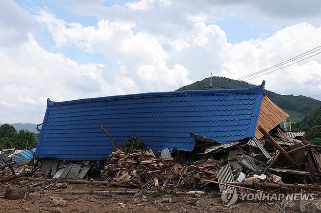 수마의 위력 (가평=연합뉴스) 임병식 기자 = 21일 경기도 가평군 조종면 신상리 산사태 현장에서 주택이 토사물에 붕괴되어 있다.  2025.7.21 andphotodo@yna.co.kr