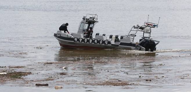 쓰레기 수거하는 고속단정 [목포해경 제공·재판매 및 DB 금지]